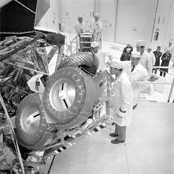 Illustration for article titled Face to Face With NASA's Lunar Rover Vehicle